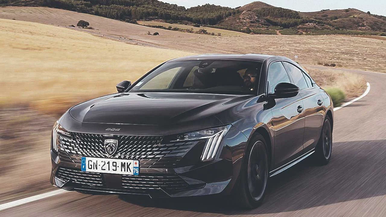 Peugeot 508, lüks ve geniş iç mekânı ile öne çıkan bir sedan modelidir.