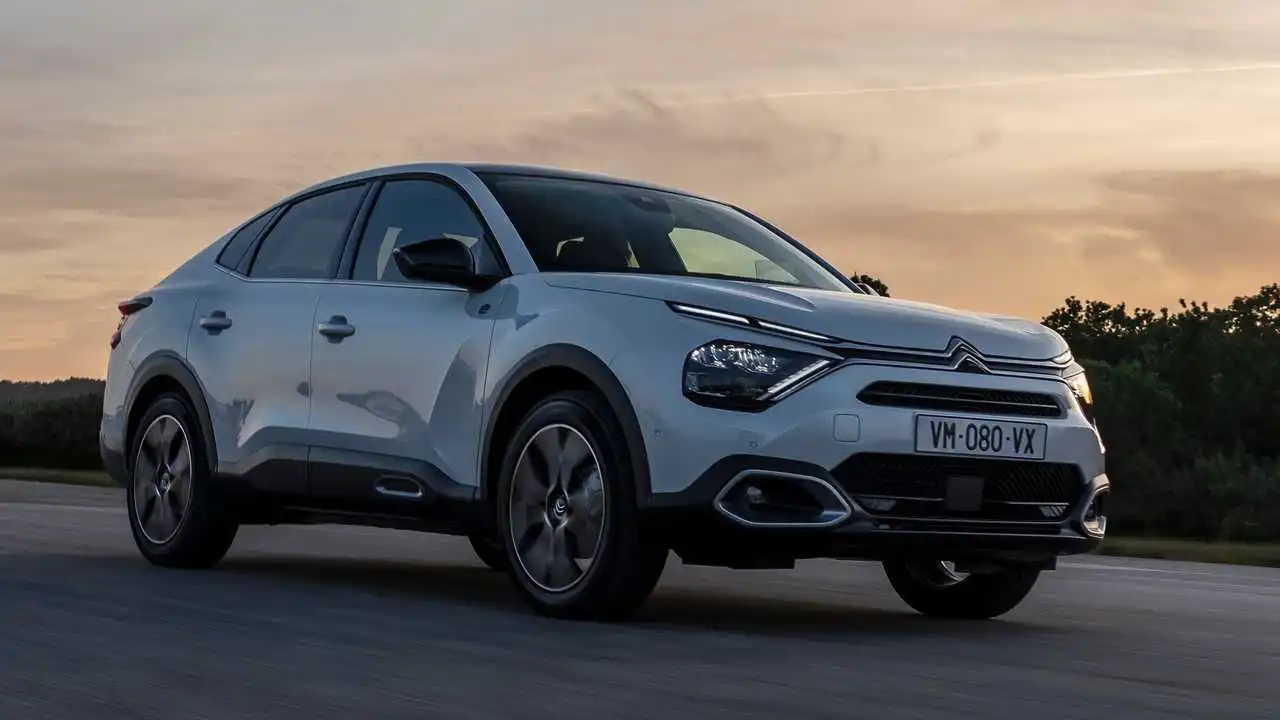 Citroen C4X kompakt crossover gri renk şehir içi sürüş