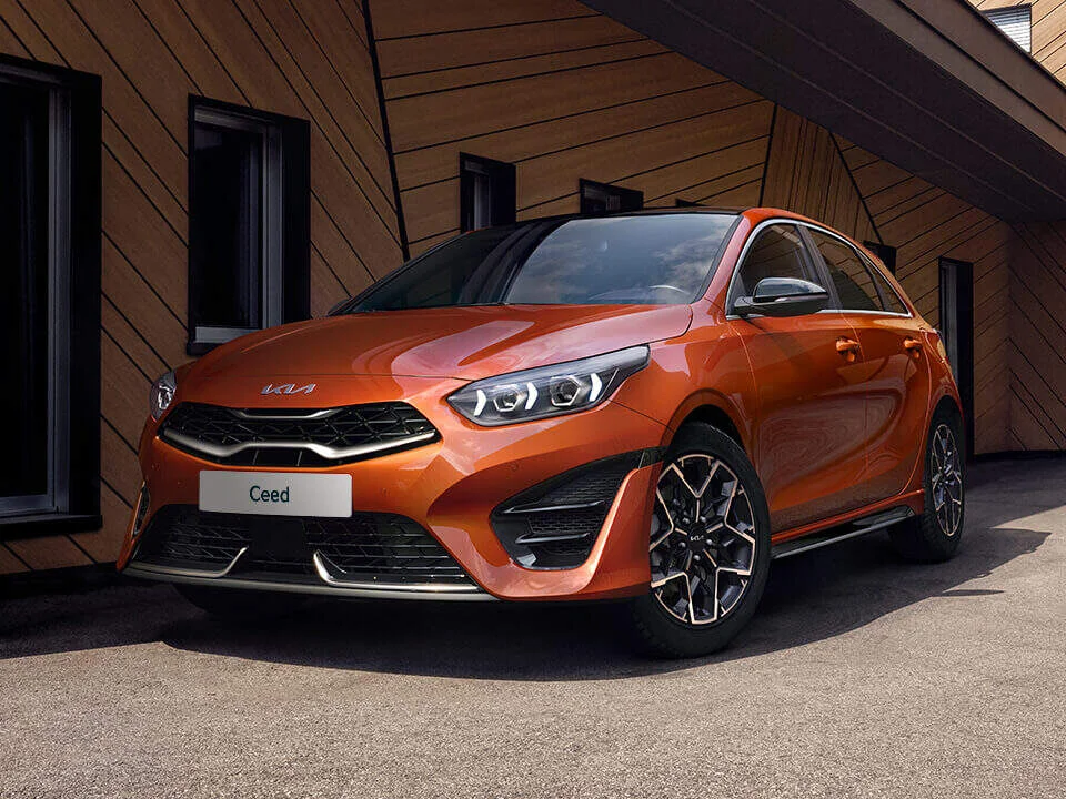 Kia Ceed HB, dinamik tasarımı ve modern teknolojisi ile şehir içi ve uzun yolculuklar için uygun bir hatchback modelidir.