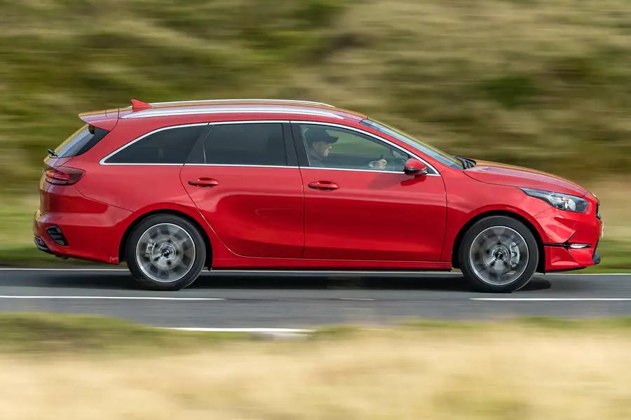 Kia Ceed SW, geniş iç mekânı ve modern teknolojisi ile dikkat çeken bir station wagon modelidir.