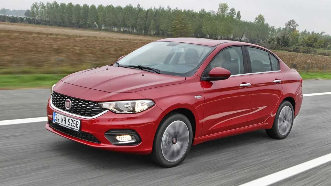 Fiat Egea Sedan beyaz renk yan görünüm